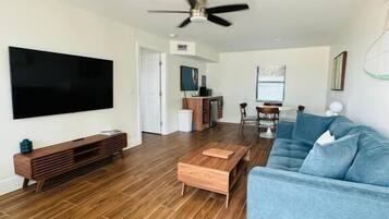 Télévision à écran plat de 50 pouces avec chaßnes par satellite