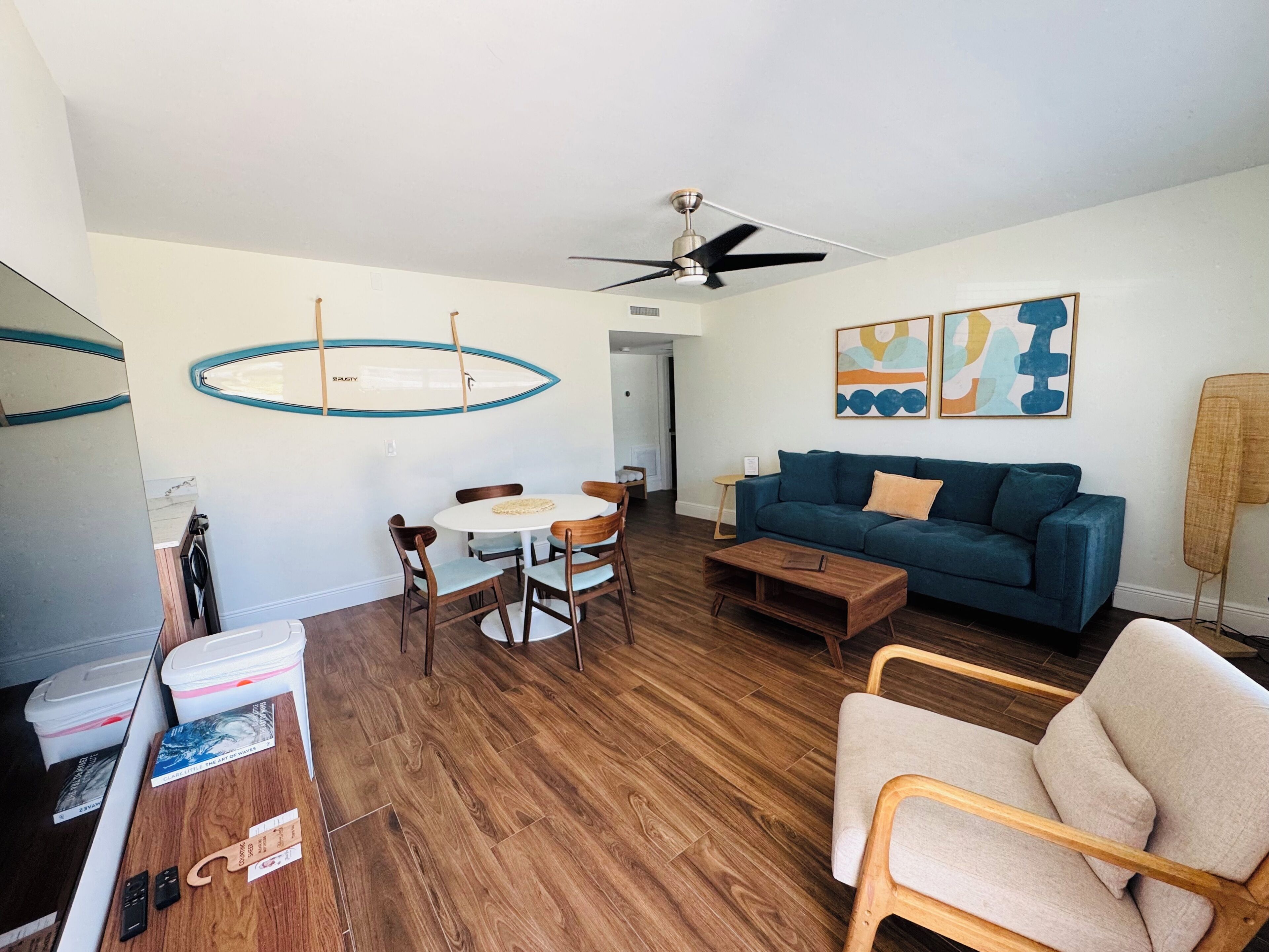 Suite, 2 habitaciones, vista a la alberca (1 Bathroom) | Área de sala de estar | Televisión de pantalla plana de 50 pulgadas con canales vía satélite 