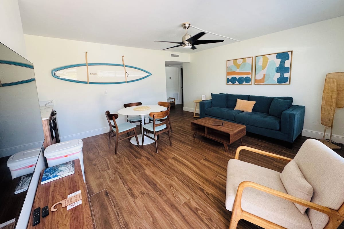 Suite, 2 habitaciones, vista a la alberca (1 Bathroom) | Área de sala de estar | Televisión de pantalla plana de 50 pulgadas con canales vía satélite