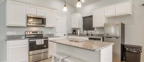 Refrigerador, microondas, horno, placa de cocina