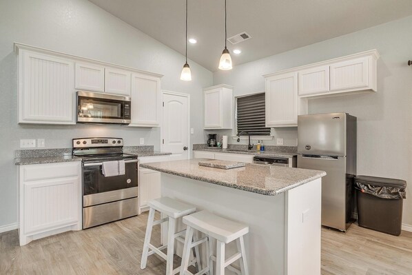 Fridge, microwave, oven, stovetop - Spacious 3BR, 2BA – Cozy Stay for Job Travelers (Granbury)