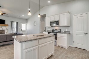 Fridge, microwave, oven, stovetop - Spacious 3BR, 2BA – Cozy Stay for Job Travelers (Granbury)