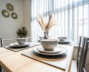 Dining - Unique and cozy Home. 2 minutes walk to Liverpool stadium and Stanley Park. (Anfield)