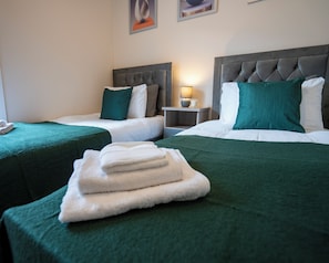 2 habitaciones, tabla de planchar con plancha, wifi y ropa de cama