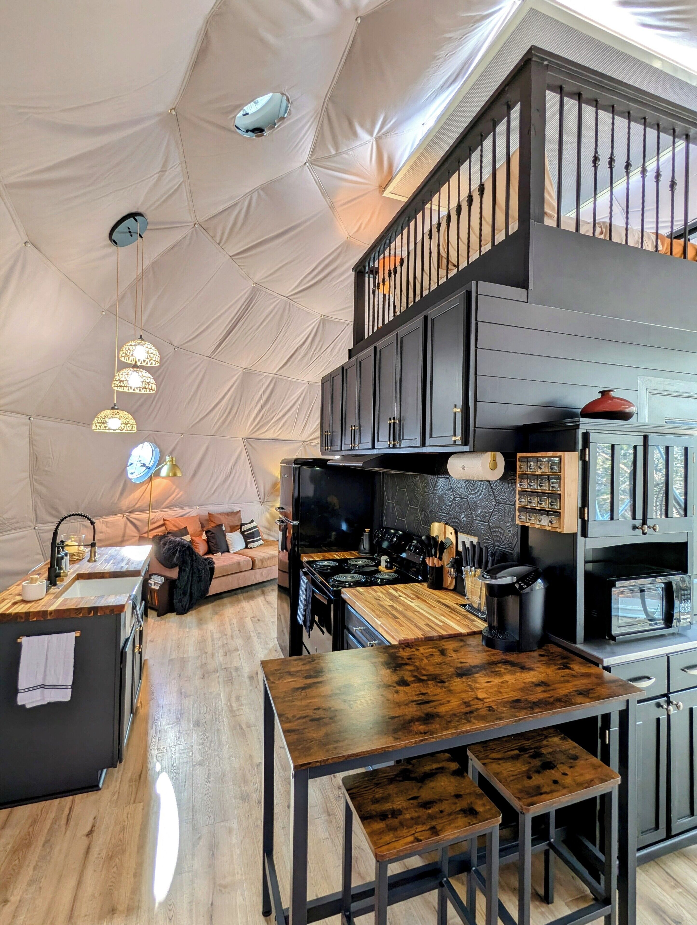 Køleskab, mikrobølgeovn, ovn, kogeplade