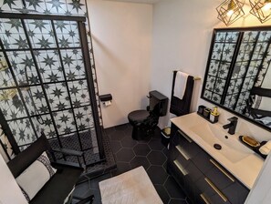 Douche, sèche-cheveux, serviettes fournies, savon