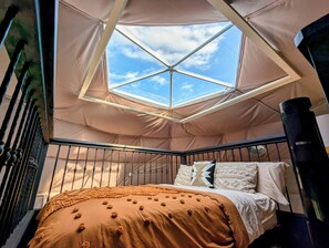 2 室のベッドルーム、デスク、旅行用ベビーベッド、WiFi (無料)