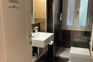 Douche, sèche-cheveux, bidet, serviettes fournies