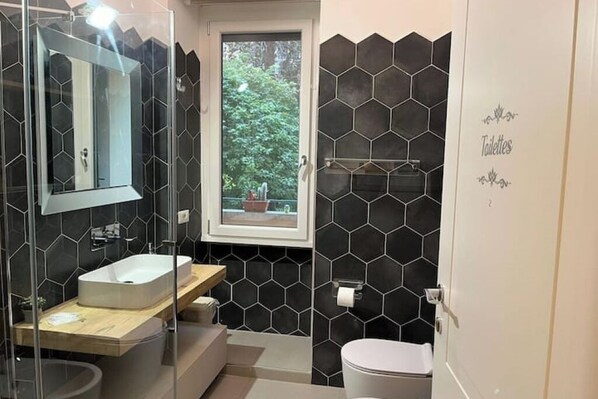 Douche, sèche-cheveux, bidet, serviettes fournies