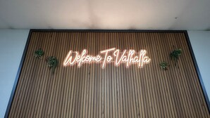 A neon sign on a wooden panel wall with the text "Welcome To Valhalla". - Huge Breathtaking Cabin on Shetek/Swim-Grill-Games (Slayton)