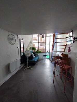 Flat-screen TV - Studio l'Occitan with balcony in city center (Lézignan-Corbières)