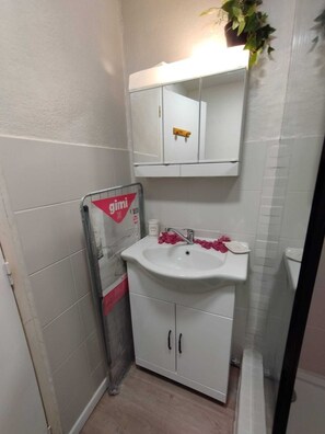 Ducha, secador de pelo, toallas y jabón