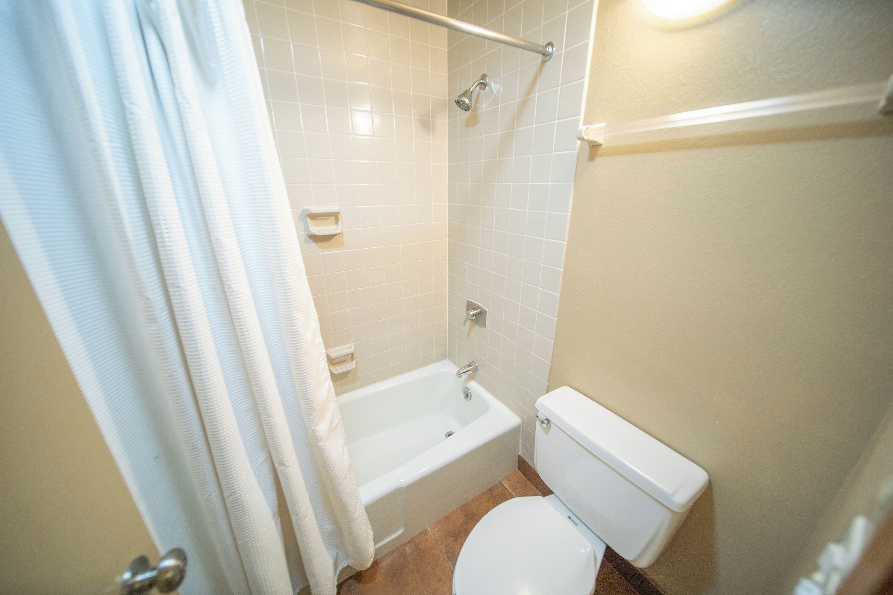 Un bagno con vasca, WC e doccia.