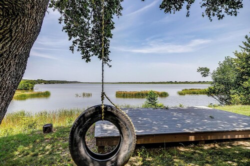 Waterfront 2BR Cabin – Ideal for Traveling Workers