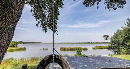Waterfront 2BR Cabin – Ideal for Traveling Workers