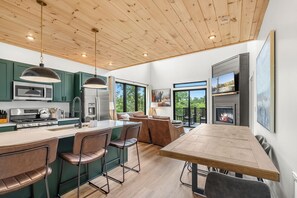 Geladeira, micro-ondas, fogão, cooktop