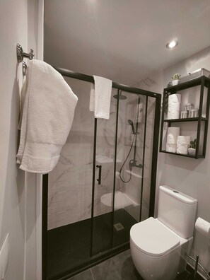Dusche, Handtücher, Seife, Shampoo