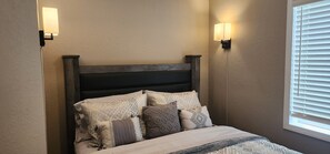 2 bedrooms, iron/ironing board, WiFi, bed sheets - Charming 2-bedroom house with WiFi, AC in cool Escanaba

 (Escanaba)