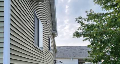 Charming 2-bedroom house with WiFi, AC in cool Escanaba