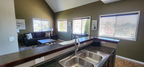 Charming 2-bedroom house with WiFi, AC in cool Escanaba

