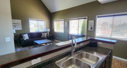 Charming 2-bedroom house with WiFi, AC in cool Escanaba