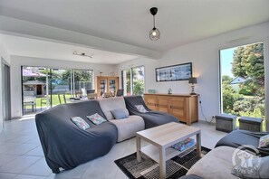 Een televisie en boeken