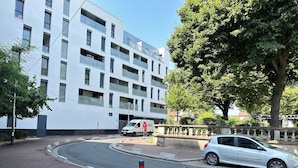 Un edificio moderno con diversi piani, ampie finestre e balconi.