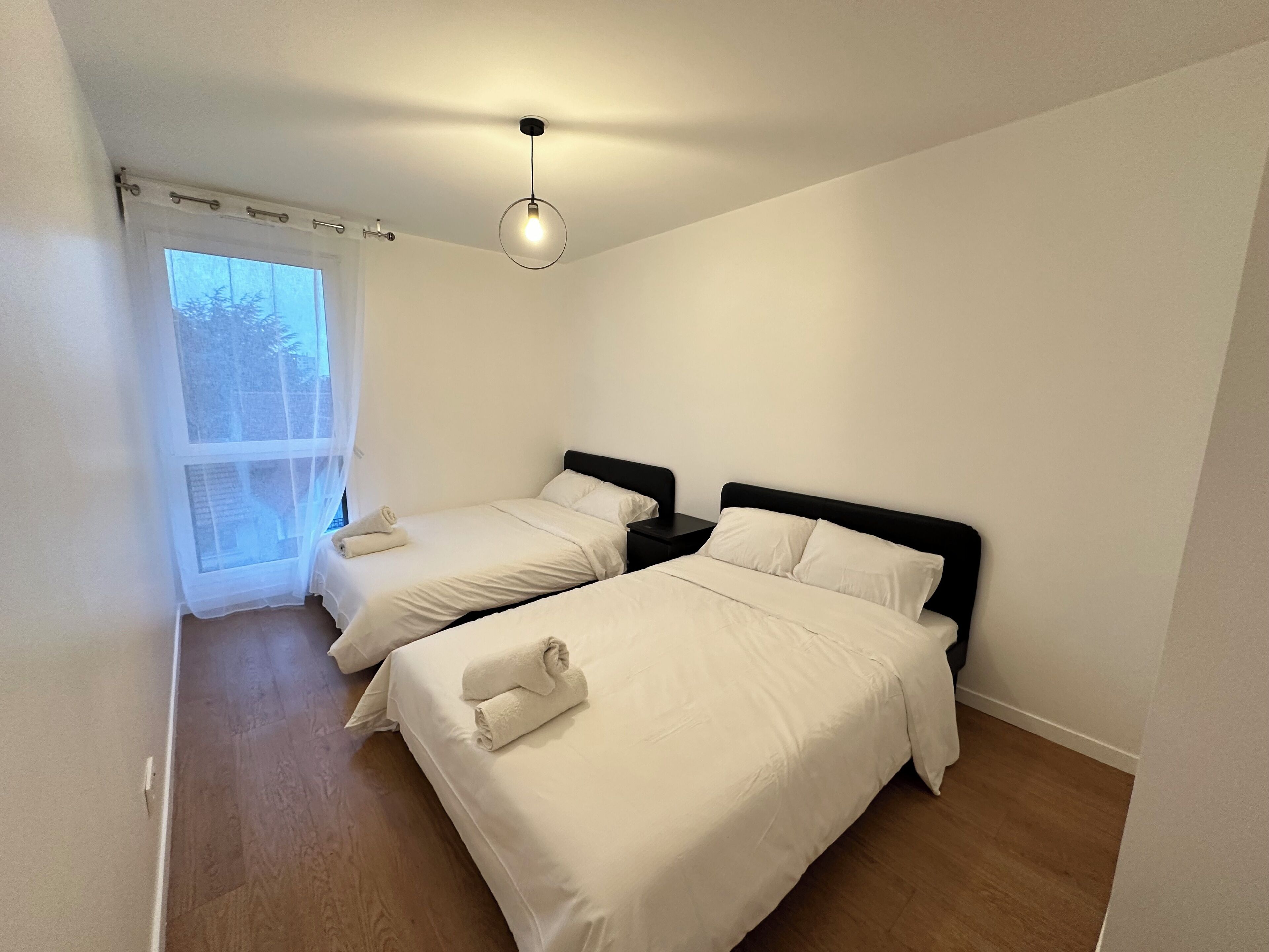 1 chambre, bureau, fer et planche à repasser, lit parapluie