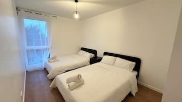 1 chambre, bureau, fer et planche Ă repasser, lit parapluie