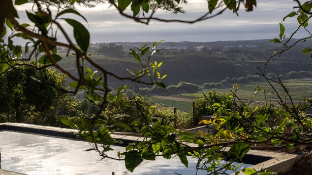 Una piscina con vistas a un paisaje montañoso.