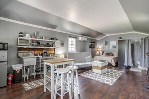 Interior - Plum Bush Gray Cabin with WiFi and AC in Granbury (Granbury)