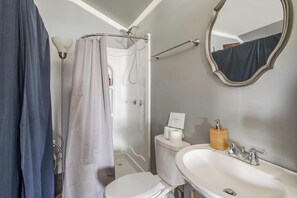 Towels, soap, toilet paper - Plum Bush Gray Cabin with WiFi and AC in Granbury (Granbury)