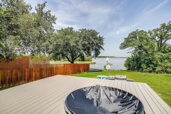 Terrace/patio - Plum Bush Gray Cabin with WiFi and AC in Granbury (Granbury)