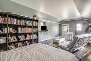 1 bedroom, WiFi, bed sheets - Plum Bush Gray Cabin with WiFi and AC in Granbury (Granbury)