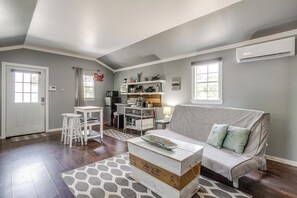 Living area - Plum Bush Gray Cabin with WiFi and AC in Granbury (Granbury)