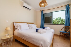 2 habitaciones, escritorio y tabla de planchar con plancha