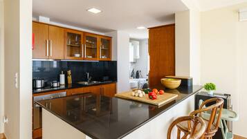 Geladeira, micro-ondas, fogão, cooktop