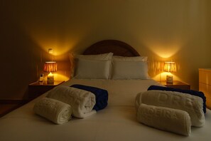 2 chambres, bureau, fer et planche à repasser, lit parapluie