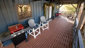 Outdoor dining - “The Sugarloaf Mountain Cabin” A Charming Lakefront Escape!! (Higden)