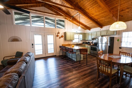 “The Sugarloaf Mountain Cabin” A Charming Lakefront Escape!!