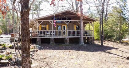 “The Sugarloaf Mountain Cabin” A Charming Lakefront Escape!!