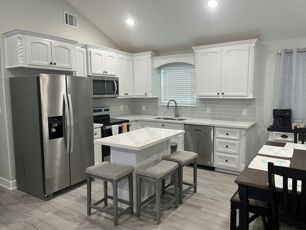 Refrigerador, microondas, horno y parrilla de estufa