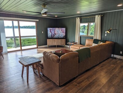 Modern 3-bedroom cabin on the lake!