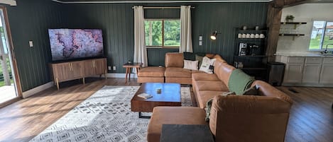 Een smart-tv en een open haard