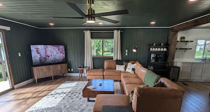 Modern 3-bedroom cabin on the lake!