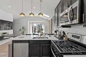 Refrigerador, microondas, horno y parrilla de estufa 