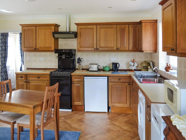 Dishwasher, cookware/dishes/utensils