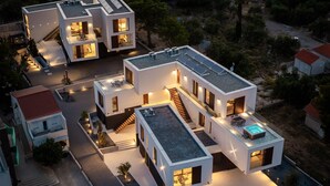 A modern multi-story house with a rooftop pool and solar panels. - Luxurious apartment in Betina with WiFi (Betina)
