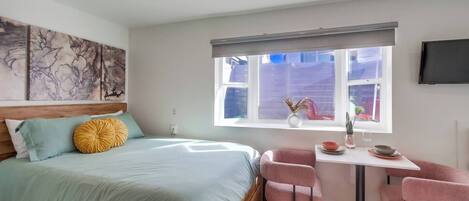 Escritorio, tabla de planchar con plancha, wifi gratis y ropa de cama