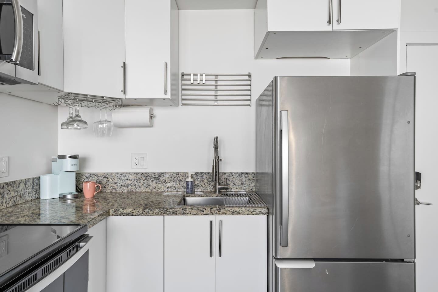 Réfrigérateur, micro-ondes, four, plaque de cuisson